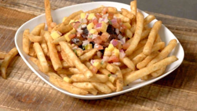 Papas fritas con pollo estilo jamaiquino